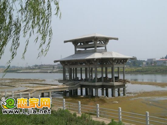 南湖正在建設(shè)中的湖中塔和走廊