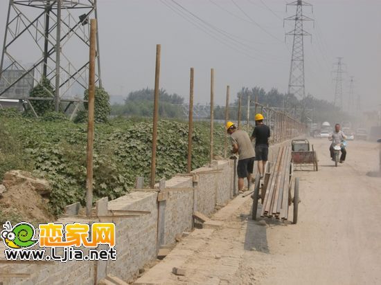 現(xiàn)代海棠灣—施工人員在蓋圍墻