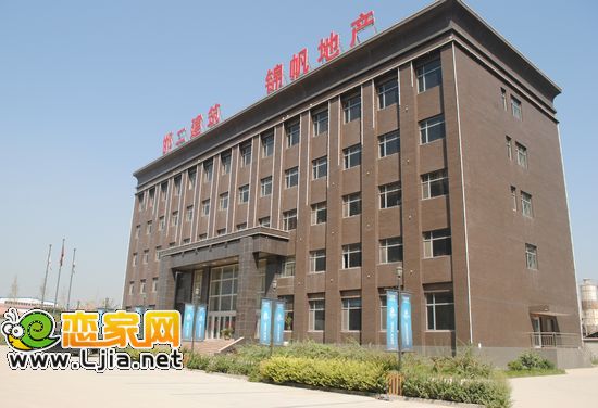 心海假日綜合業(yè)務(wù)樓，售樓部在一樓