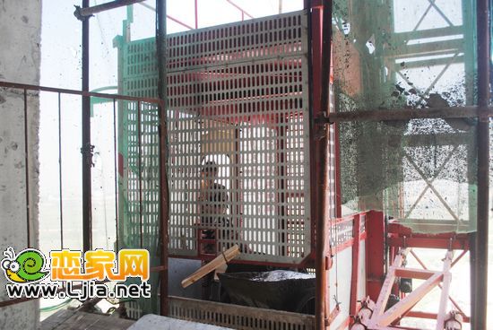 心海假日工地上的升降梯，工作人員在操作
