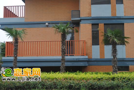 拉德芳斯房屋的陽(yáng)臺(tái)和外部景色