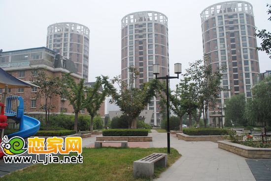 拉德芳斯南區(qū)的三棟特色樓和小區(qū)的廣場