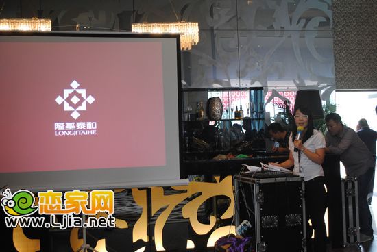趙都新城工作人員講解金九優(yōu)惠政策