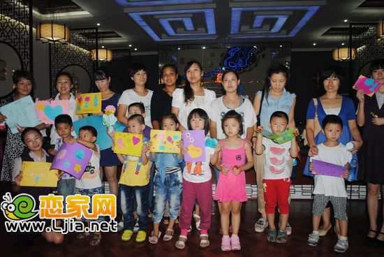 趙都華府活動(dòng)老師、家長(zhǎng)和小朋友們的合影