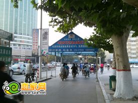 邯鄲市人民路與滏河大街交叉口繁忙的景象