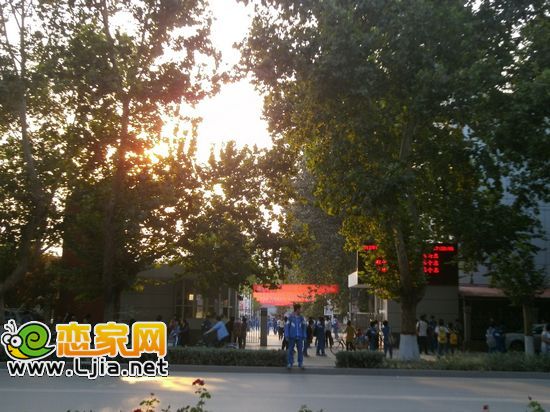 夕陽下的二十三中，學生們放學啦！