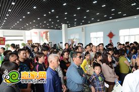 戀家網(wǎng)網(wǎng)友在現(xiàn)代海棠灣售樓部