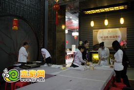 趙都華府售樓部?jī)?nèi)忙碌的工作人員