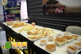趙都華府內(nèi)準(zhǔn)備的月餅和面包