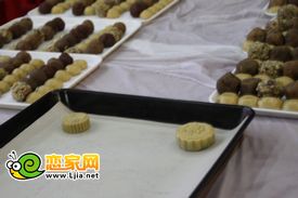 趙都華府內(nèi)師傅給大家演示的一大一小月餅