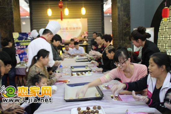 趙都華府內(nèi)活動(dòng)熱鬧的景象