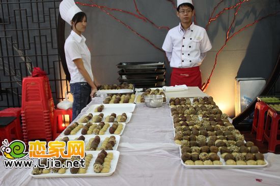 趙都華府內(nèi)月餅原料分盤擺放