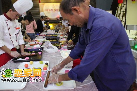 趙都華府內(nèi)活動中的人們在做餅干，玩的真嗨