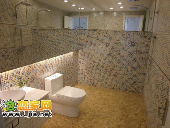 寶盛花語城樣板間的衛(wèi)生間