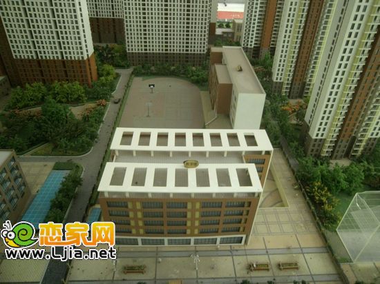 力天鳳凰城小區(qū)內(nèi)的聯(lián)紡中學(xué)