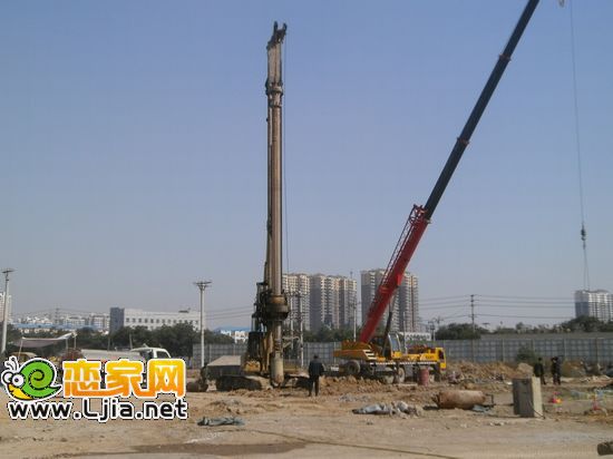 寶盛花語(yǔ)城工地正在打樁（2012.10.17）