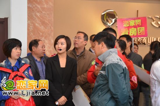 陽(yáng)光三龍商業(yè)廣場(chǎng)置業(yè)顧問(wèn)在講解項(xiàng)目