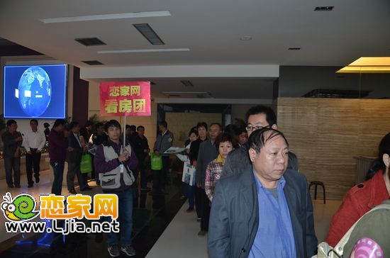 戀家網(wǎng)網(wǎng)友在排隊(duì)領(lǐng)取午餐