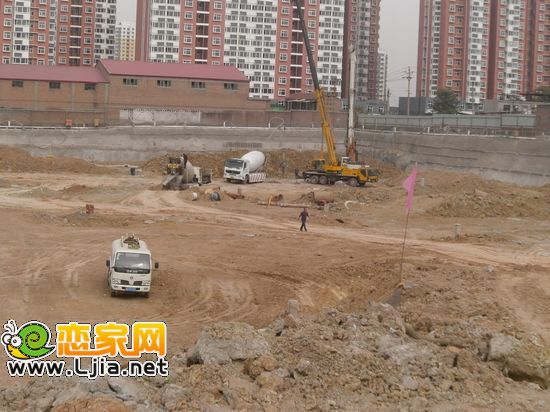 金色漫城工地正在挖槽（2012.10.25）