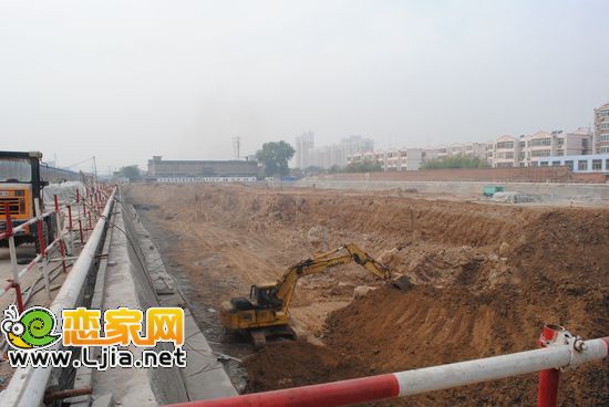 盛世鑫苑工地正在挖槽