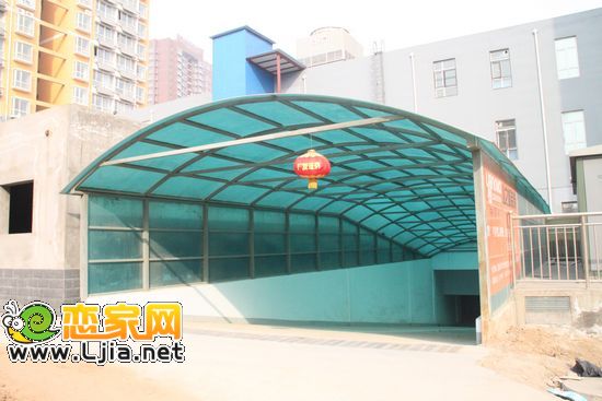 地下停車場入口