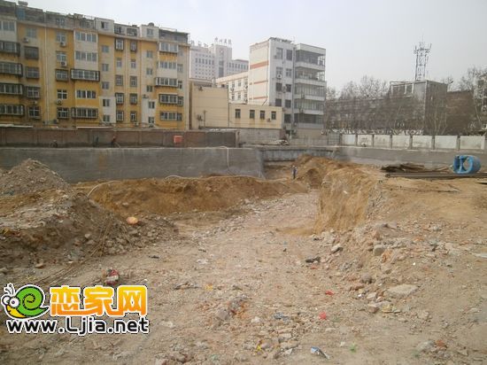 中和商廈正在挖槽