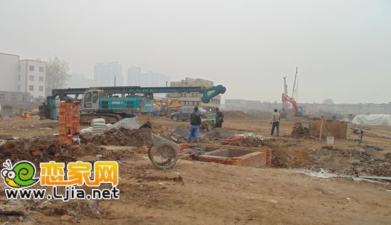 阿爾卡迪亞陽(yáng)光苑正在挖槽（2013.04.05）