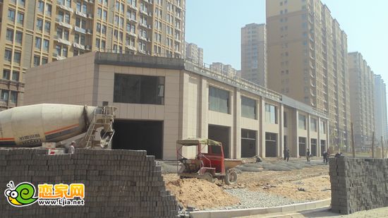 一期商鋪正在鋪設路面（2013.04.12）