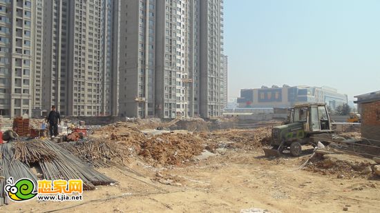 阿爾卡迪亞8#正在打樁（2013.04.12）