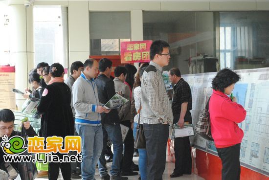 網(wǎng)友們認真在看戶型圖