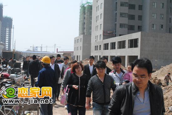 網(wǎng)友們樣板間行進中