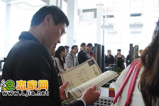 網(wǎng)友在認(rèn)真看金百合的戶(hù)型圖