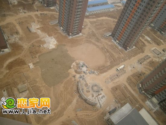 安居?xùn)|城小區(qū)內(nèi)綠化實(shí)景