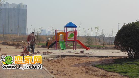 圣水湖畔售樓部周邊健身器材完善中