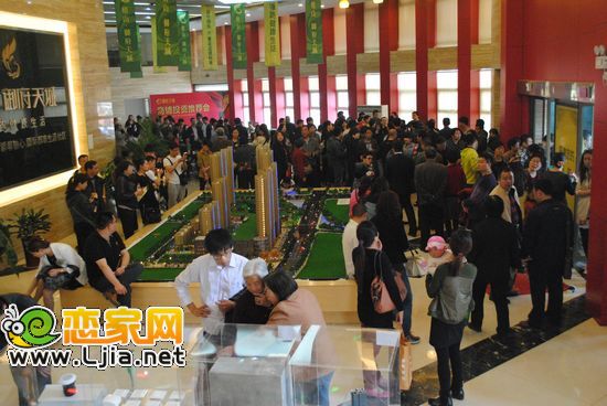 稽山御府天城的業(yè)主們排隊(duì)投放抽獎(jiǎng)券