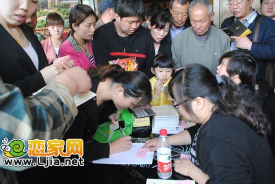 售樓處辦理免費(fèi)享受物業(yè)費(fèi)的業(yè)主們