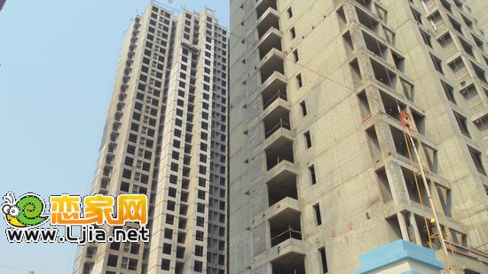 陽光天階5#樓正在安裝保溫層