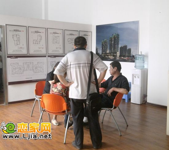 現(xiàn)場(chǎng)看房的客戶