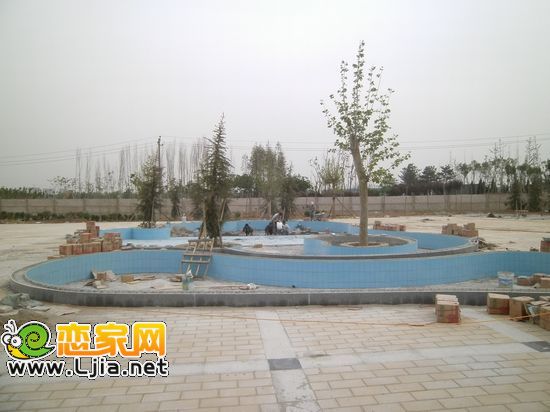 萬浩錦河灣售樓部前面的小花園廣場