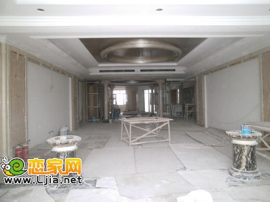 萬浩錦河灣售樓部內(nèi)樣板間正在裝修