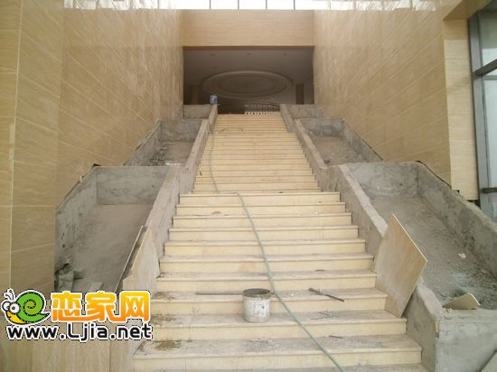 錦河灣售樓部內(nèi)通向二樓的樓梯