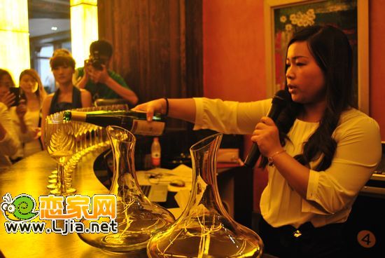 Cafa西餐侍酒師講解干白葡萄酒并演示倒酒方法