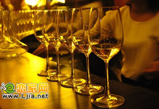 誘人的干白葡萄酒展示