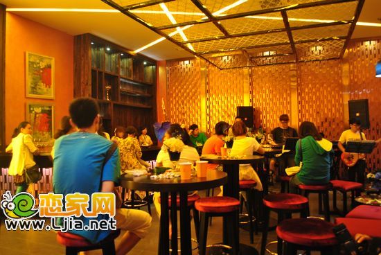 趙都華府會(huì)所酒吧內(nèi)的和諧畫(huà)面