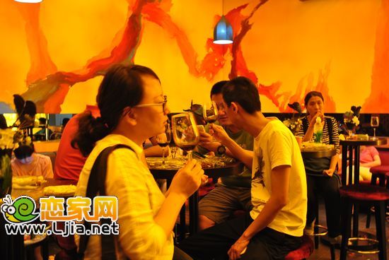 趙都華府業(yè)主朋友們?cè)诩?xì)細(xì)品味干紅