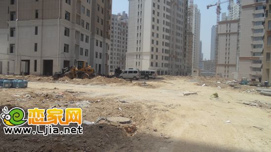 楓丹白露小區(qū)內(nèi)正在進行綠化作業(yè)