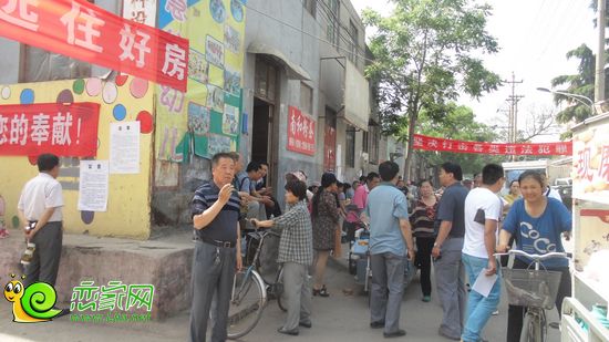 在串城街頭議論的居民們