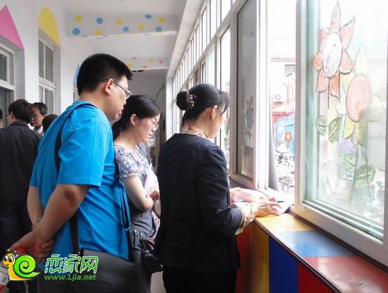 正在叢臺區(qū)街道辦事處選房的串城街居民