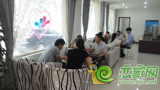站南旺角售樓部內(nèi)看房的客戶