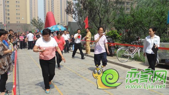 成人組比賽端乒乓球